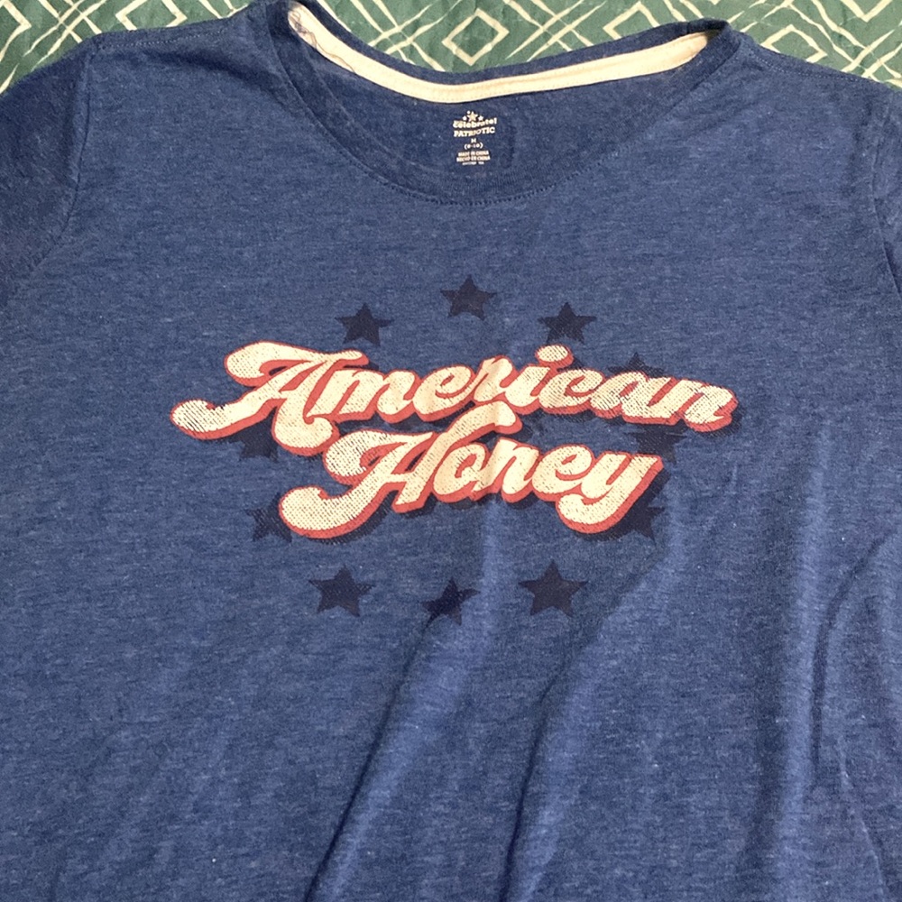 Blue,red, and white, it’s a normal patriotic shirt for ages (8-10)